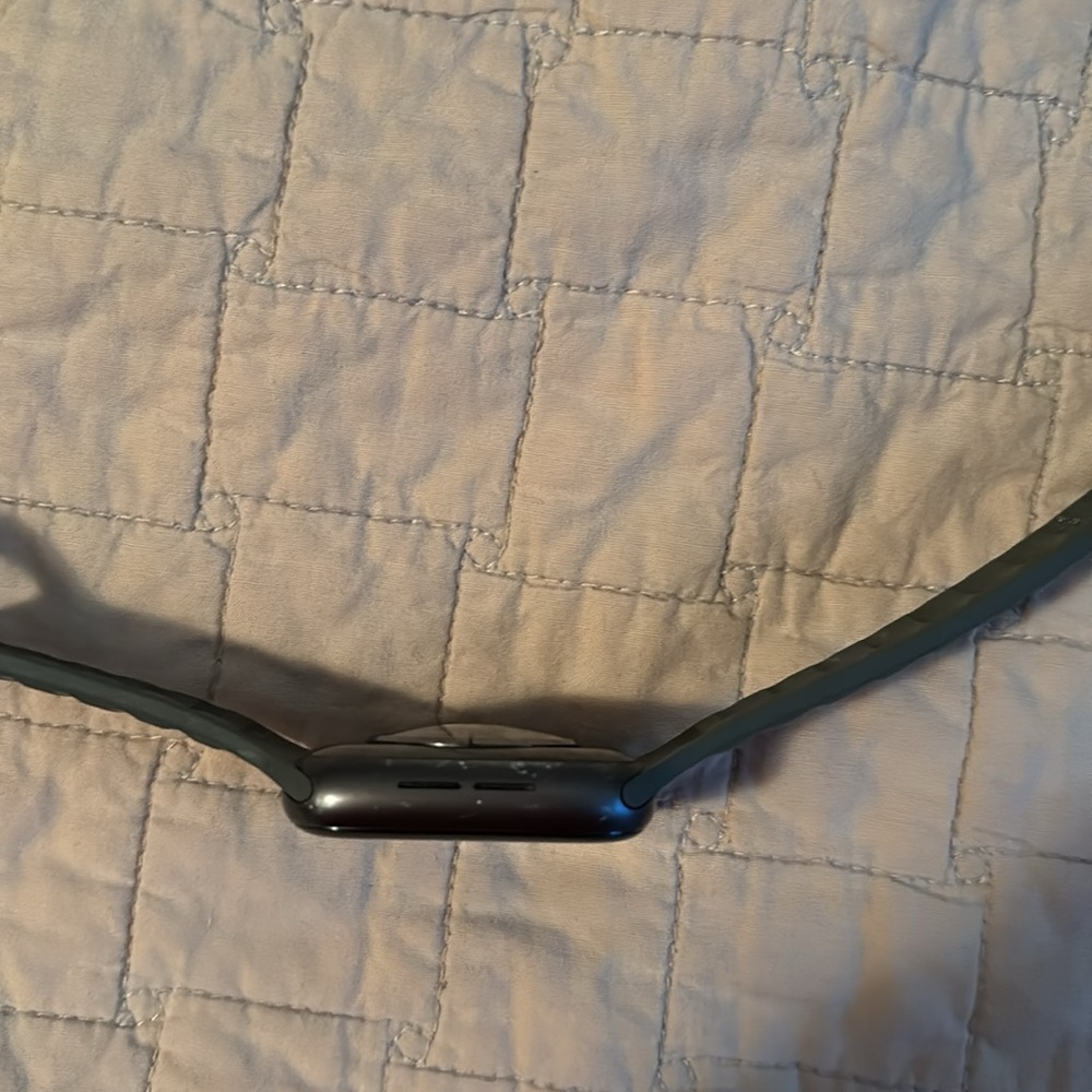 Apple Watch Series 6 with green sport band - Picture 4 of 4
